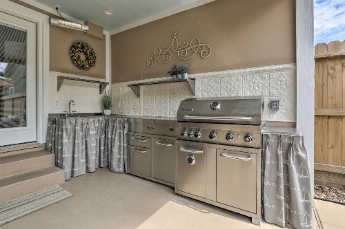 Dog-Friendly Galveston Home - Walk to Beach! image 3